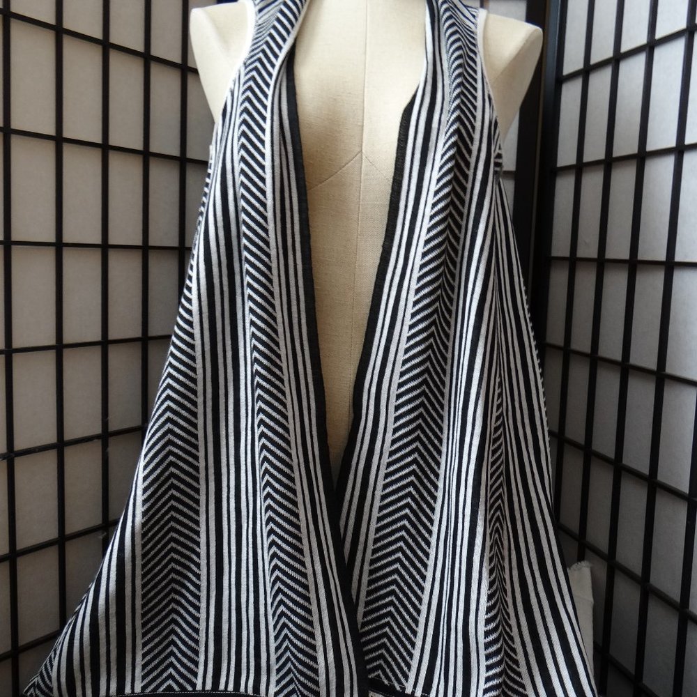 ROFFE Black & White Acrylic Shrug One Size NWT